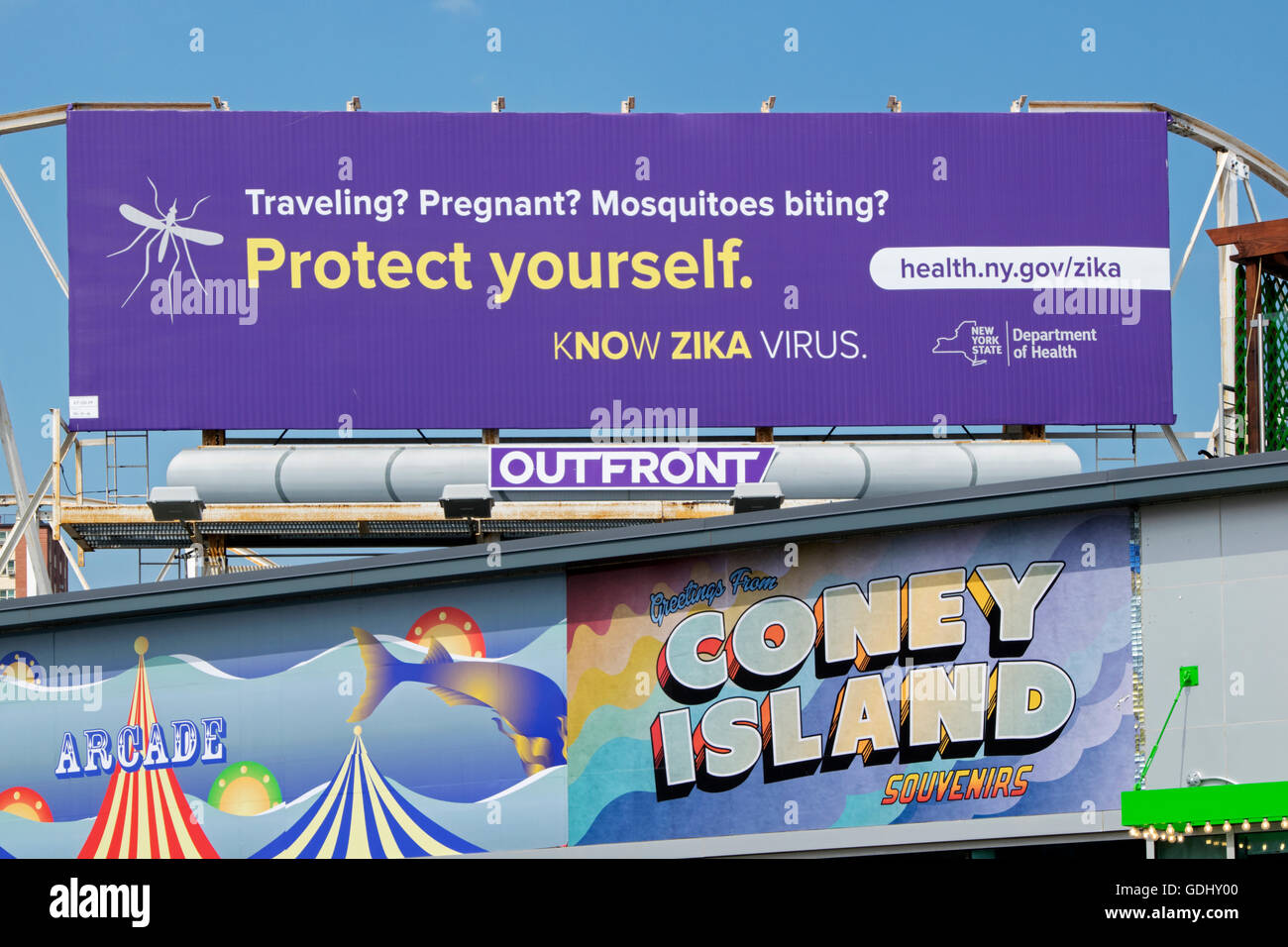 Un segno di Coney Island Brooklyn, New York avviso di persone per proteggersi contro il virus di Zika. Foto Stock