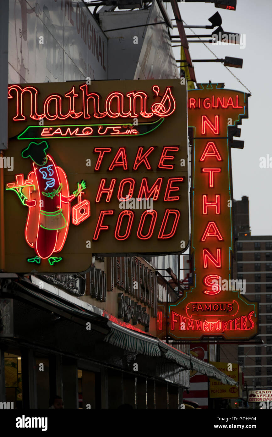 Neon rosso insegne pubblicitarie Nathan il famoso in Coney Island Brooklyn, New York. Foto durante il pomeriggio estivo tempesta di pioggia. Foto Stock