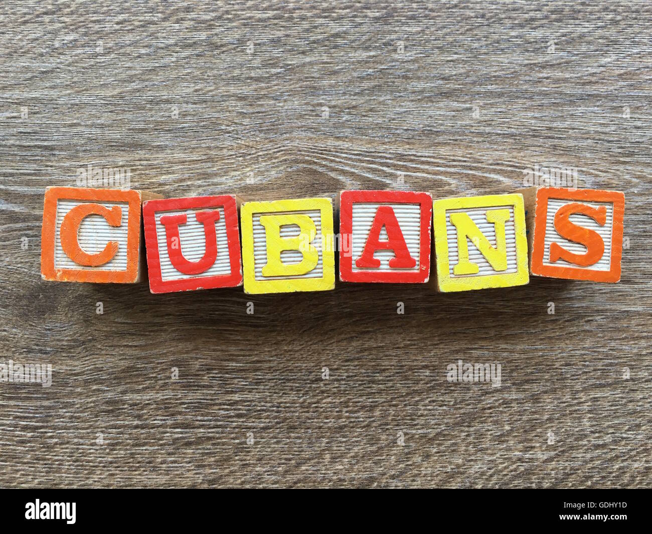 I Cubani parola scritta con il blocchetto di legno lettera dei giocattoli Foto Stock