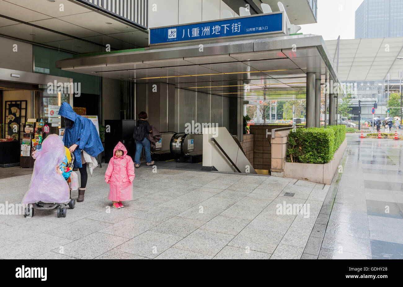 Le persone tenendo il coperchio sul giorno di pioggia a Tokyo Giappone vicino alla principale stazione ferroviaria Foto Stock