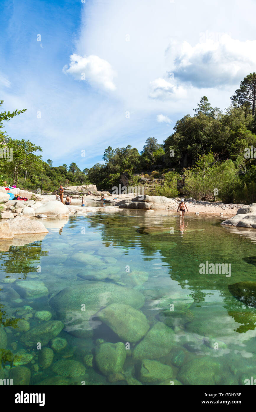 Cavu piscina naturale nei pressi di Tagliu Rossu e Sainte Lucie in Corsica, Francia Foto Stock