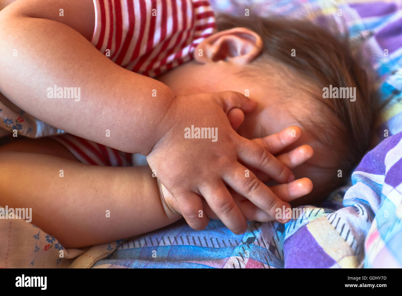 Closeup ritratto di piccola ragazza dorme Foto Stock