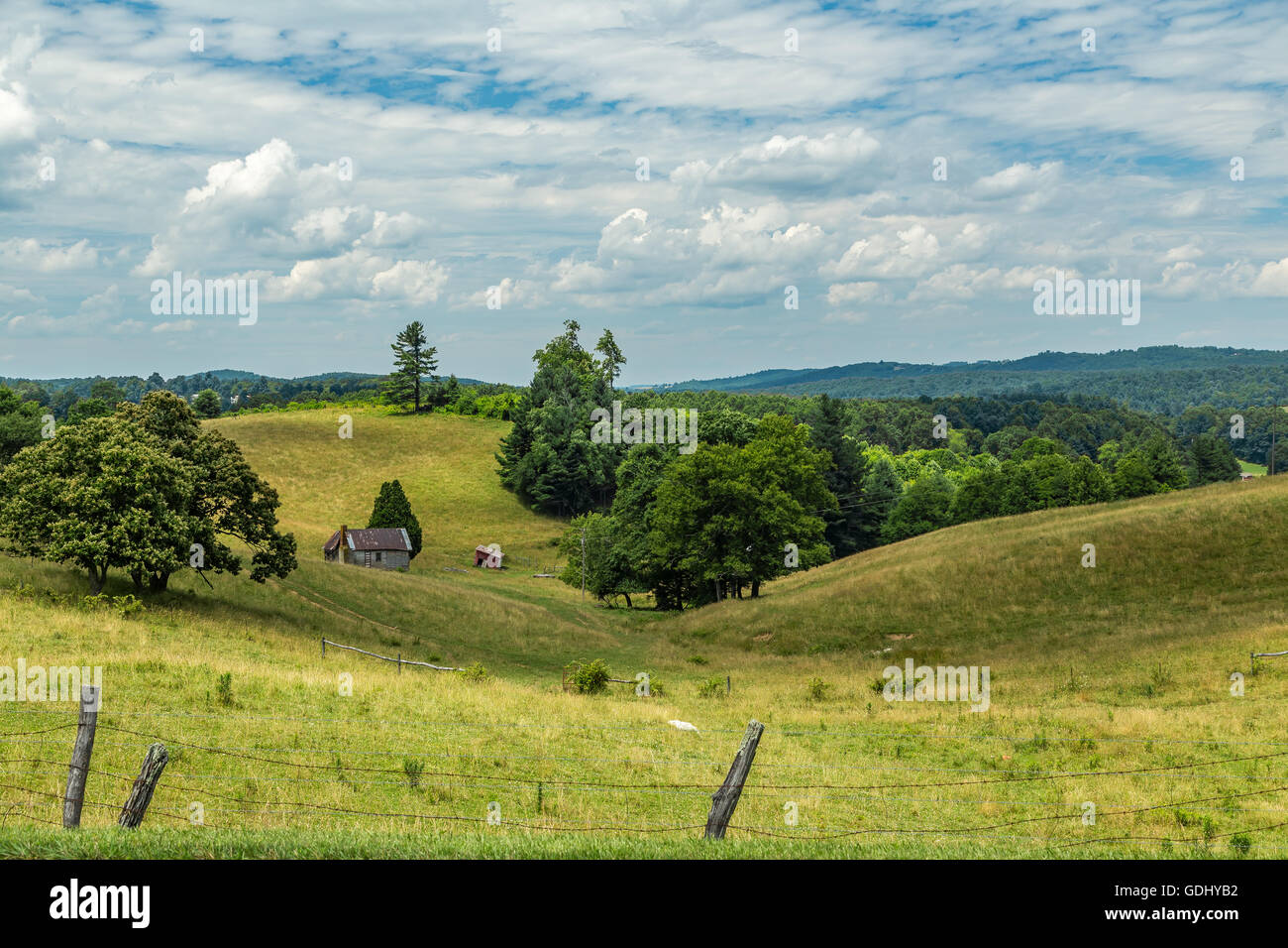 Una vista di un vecchio fienile ai piedi delle Blue Ridge Mountains in Carroll County, Virginia Foto Stock