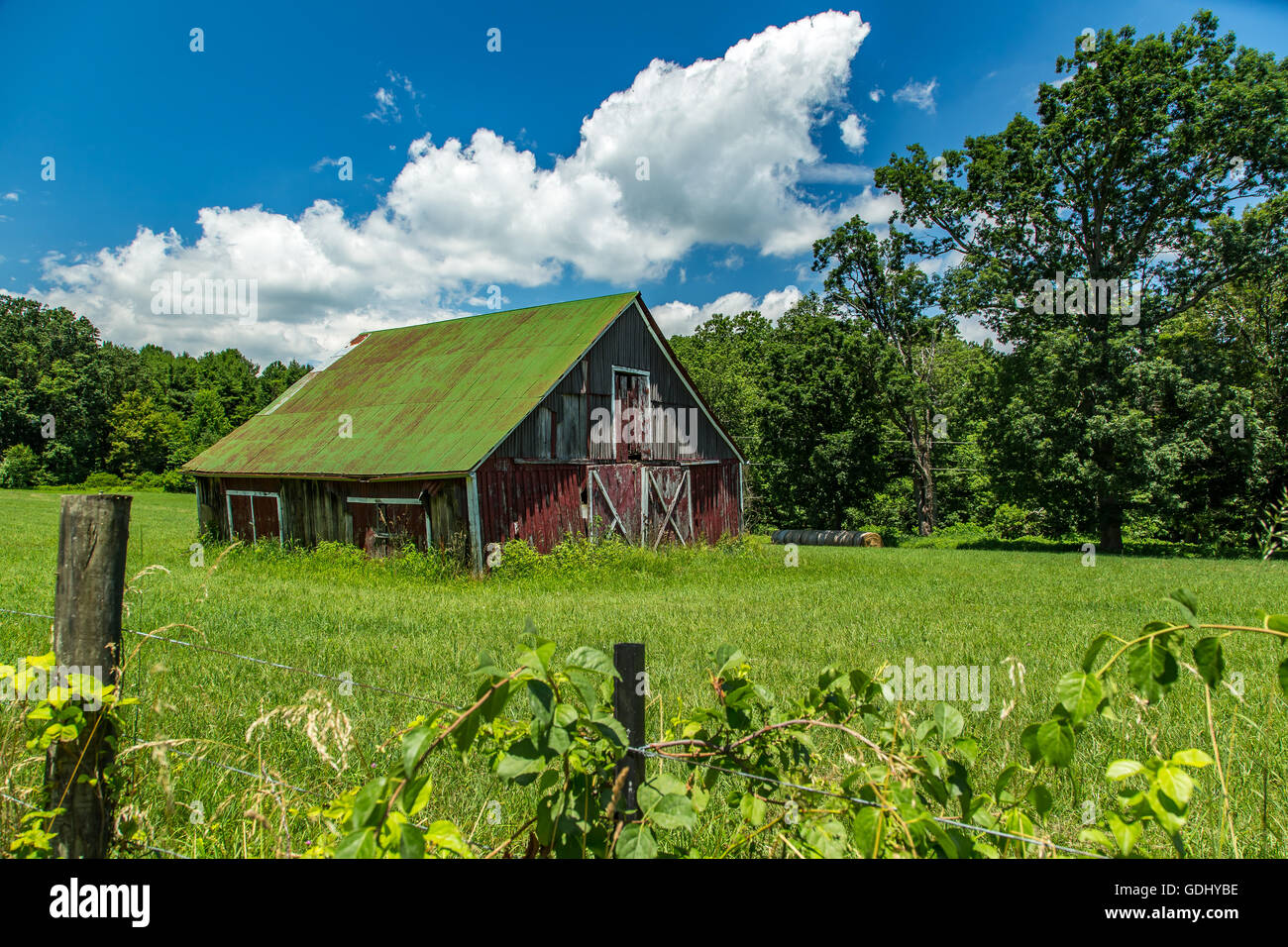Una vista di un vecchio fienile ai piedi delle Blue Ridge Mountains in Floyd County, Virginia Foto Stock