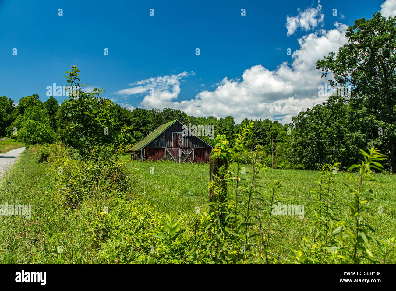Una vista di un vecchio fienile ai piedi delle Blue Ridge Mountains in Floyd County, Virginia Foto Stock