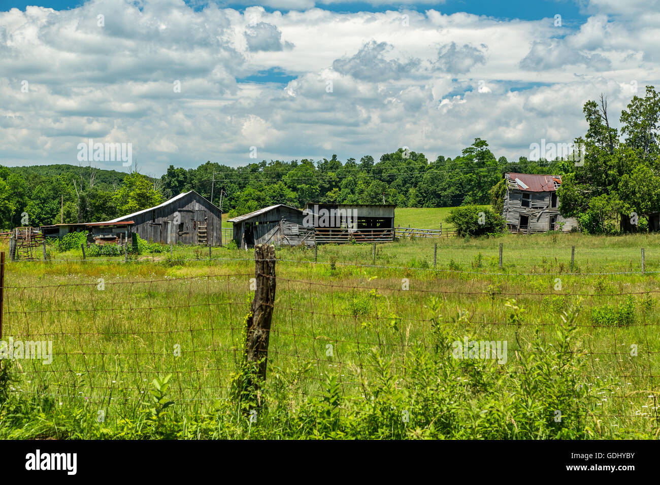 Una vista di un'azienda abbandonata ai piedi delle Blue Ridge Mountains nella contea di Franklin, Virginia Foto Stock
