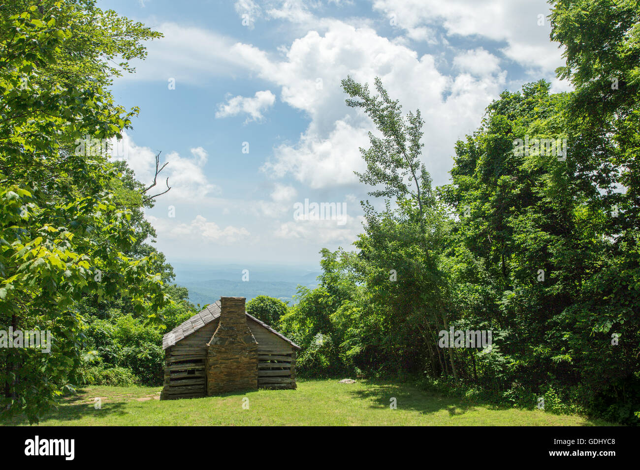 Una vista di una cabina ai piedi delle Blue Ridge Mountains nella contea di Franklin, Virginia Foto Stock