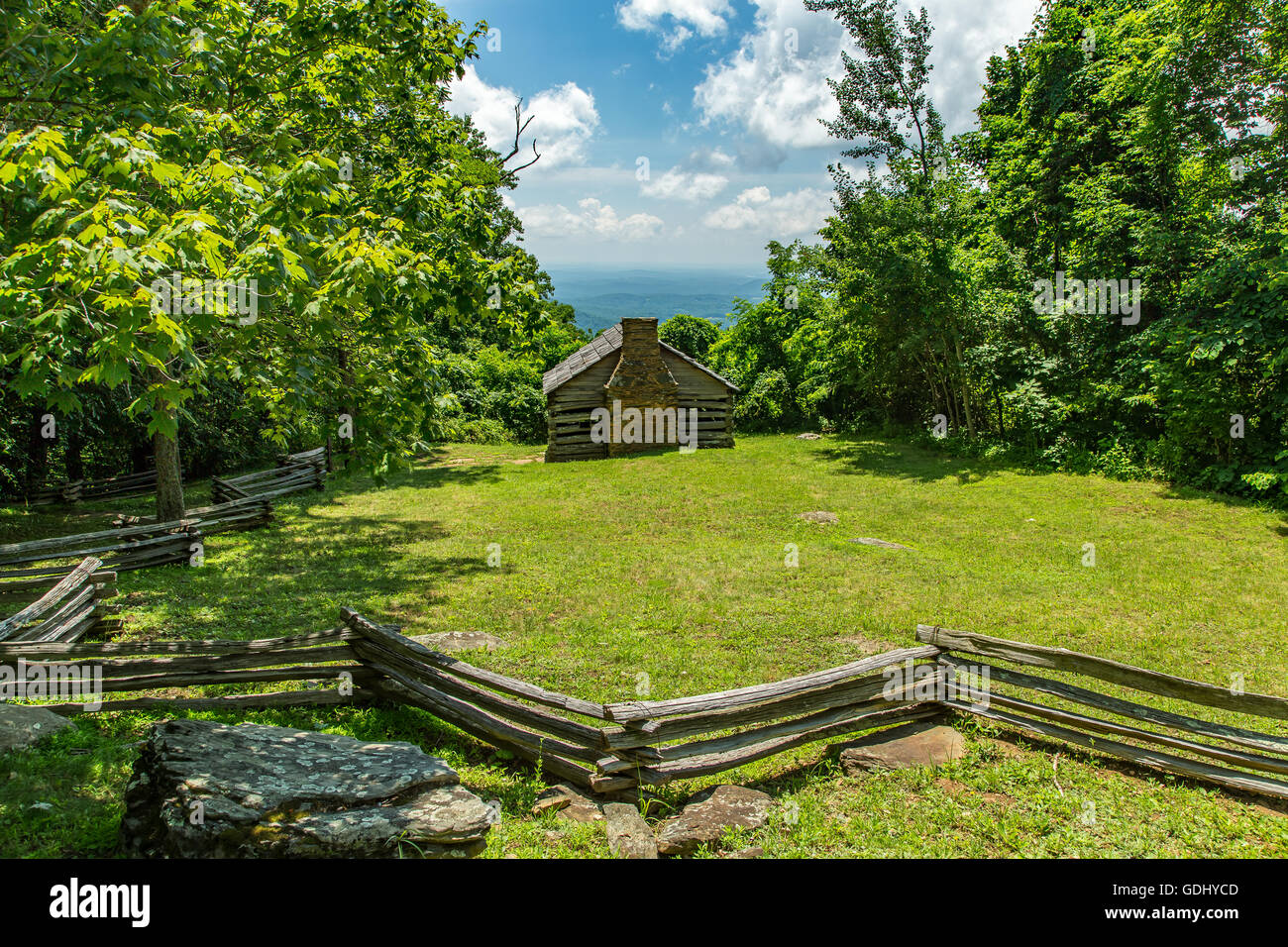 Una vista di una cabina ai piedi delle Blue Ridge Mountains nella contea di Franklin, Virginia Foto Stock