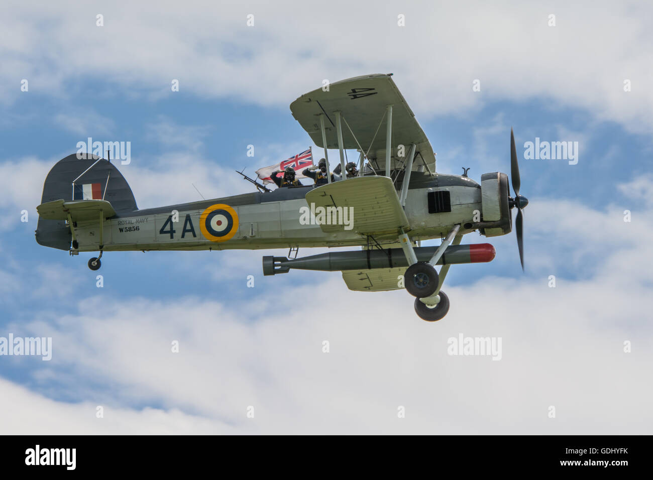Un British Royal Navy Pesce spada Aerosilurante gli equipaggi che prenderanno il saluto al Yeovilton aria giorno, nel Regno Unito il 2 luglio 2016. Foto Stock