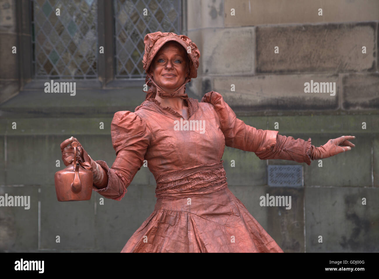 'Miss Copperpot' statua vivente dall'Edinburgh Festival Fringe vergine sponsorizzato street festival 2015 Edimburgo, Scozia, Regno Unito Foto Stock