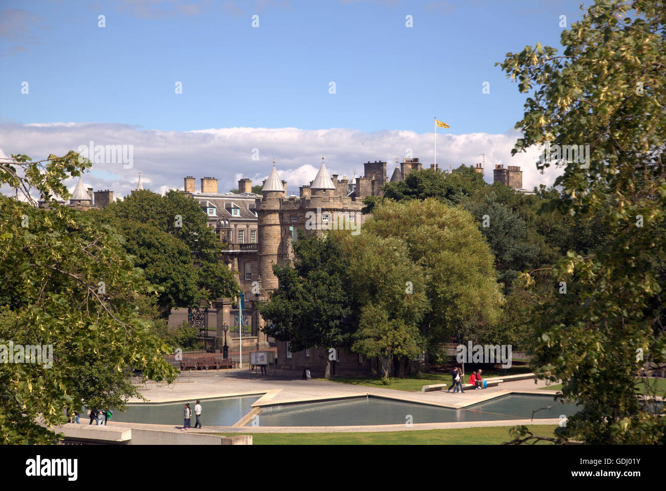 Il palazzo di Holyrood con Queen's bandiera durante il Festival di Edimburgo Fringe vergine sponsorizzato street festival 2015 Foto Stock