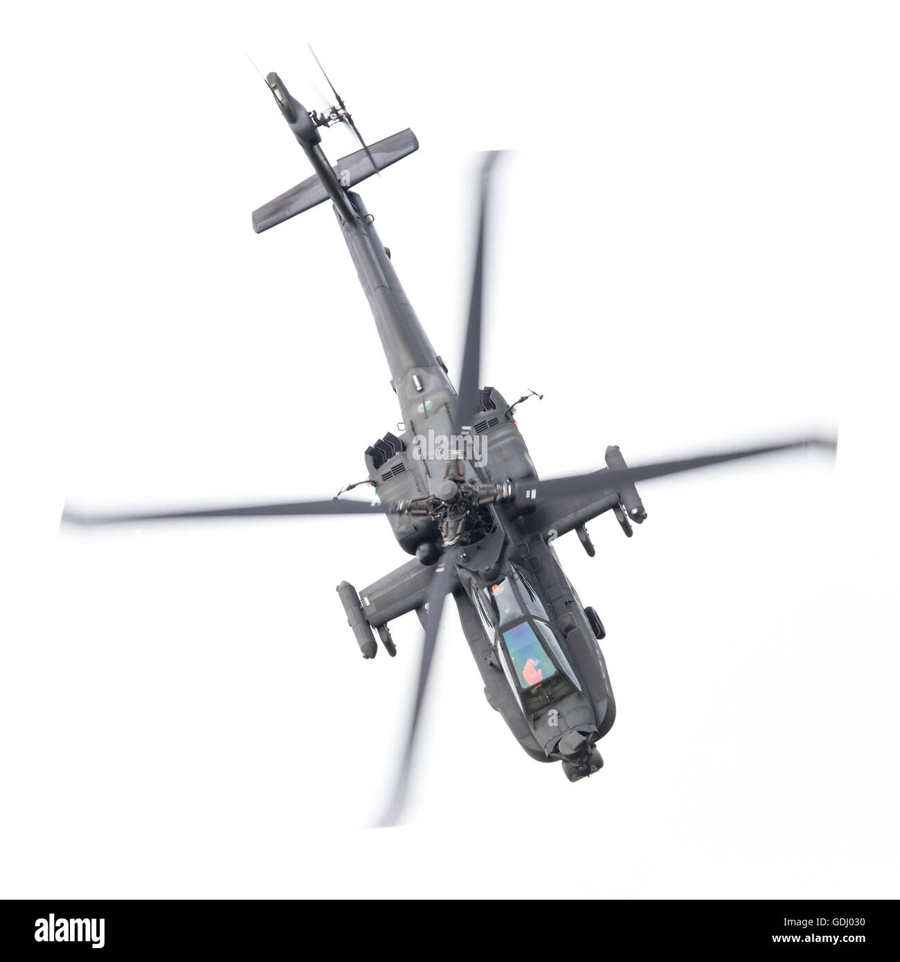 LEEUWARDEN, PAESI BASSI - giu 11, 2016: Boeing AH-64 attacco Apache elicottero volando una demo durante il Royal Netherlands Air Foto Stock