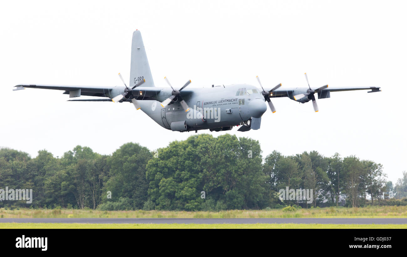 LEEUWARDEN, Paesi Bassi - 10 giugno 2016: Olandese Air Force Lockheed C-130H-30 Hercules (L-382) [G-273] durante una dimostrazione Foto Stock