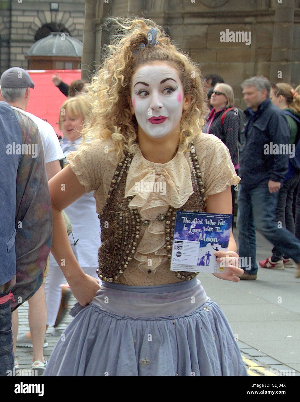 Esecutori di scene dal Edinburgh Festival Fringe vergine sponsorizzato street festival di Edimburgo, Scozia " la ragazza che si innamorò della luna" Foto Stock