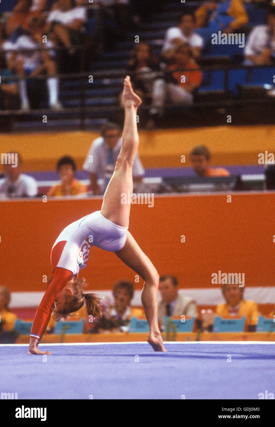 Kathy Johnson concorrenti negli esercizi a terra durante il 1984 Giochi Olimpici di Los Angeles. Foto Stock