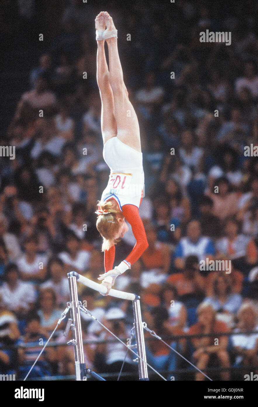 Julianne McNamara esegue in barre irregolari di concorrenza a 1984 Giochi Olimpici di Los Angeles. Foto Stock