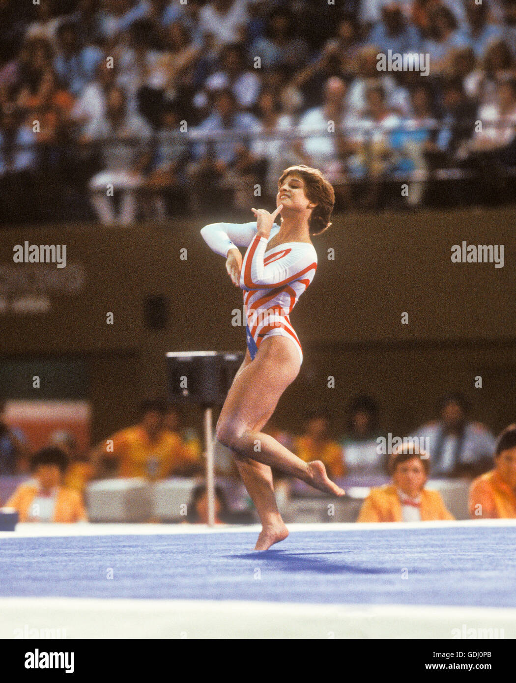 Può Lou Retton esegue in esercizi a terra la concorrenza a 1984 Giochi Olimpici di Los Angeles. Foto Stock