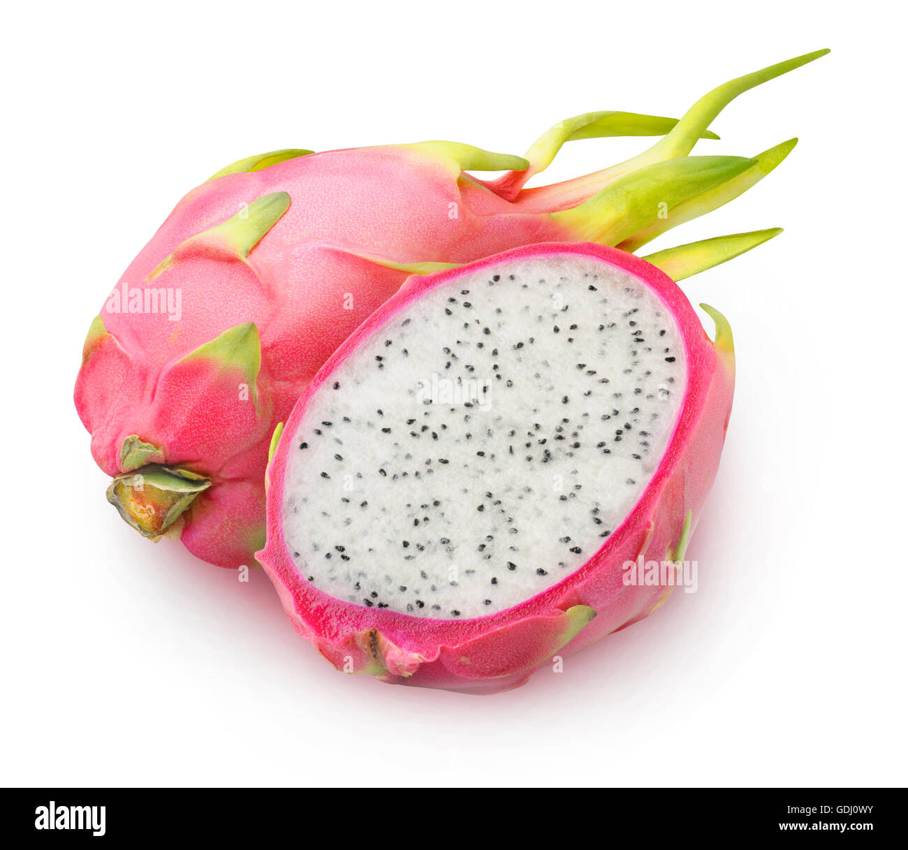 Dragonfruits isolato. Uno ed una metà drago frutta (pitaya) isolato su sfondo bianco con tracciato di ritaglio Foto Stock