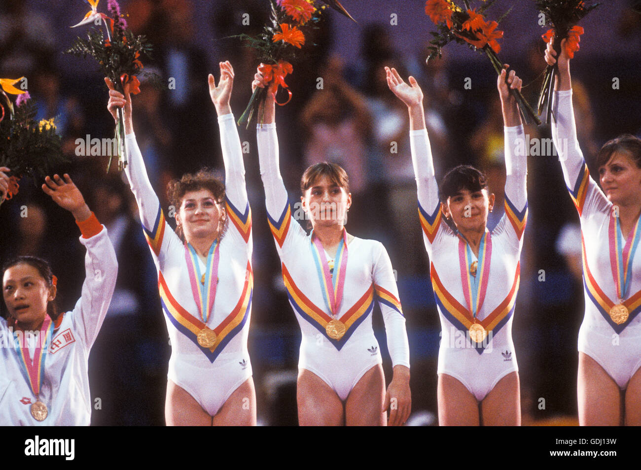 Il rumeno della squadra di ginnastica si erge sulla vittoria di stand con medaglie d oro per la squadra vincente la concorrenza a 1984 Giochi Olimpici in LA Foto Stock
