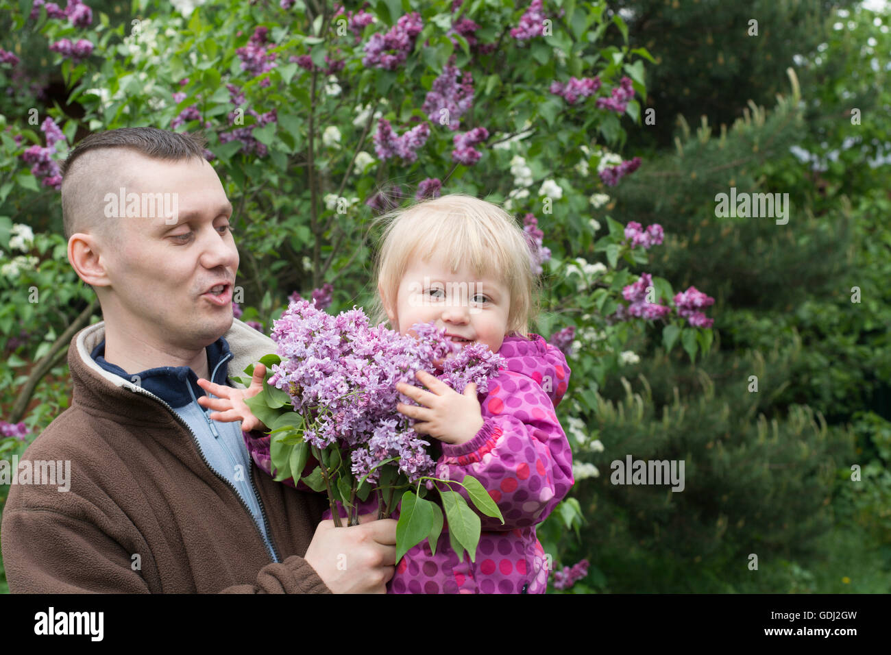 Papà e il bimbo in giardino Foto Stock