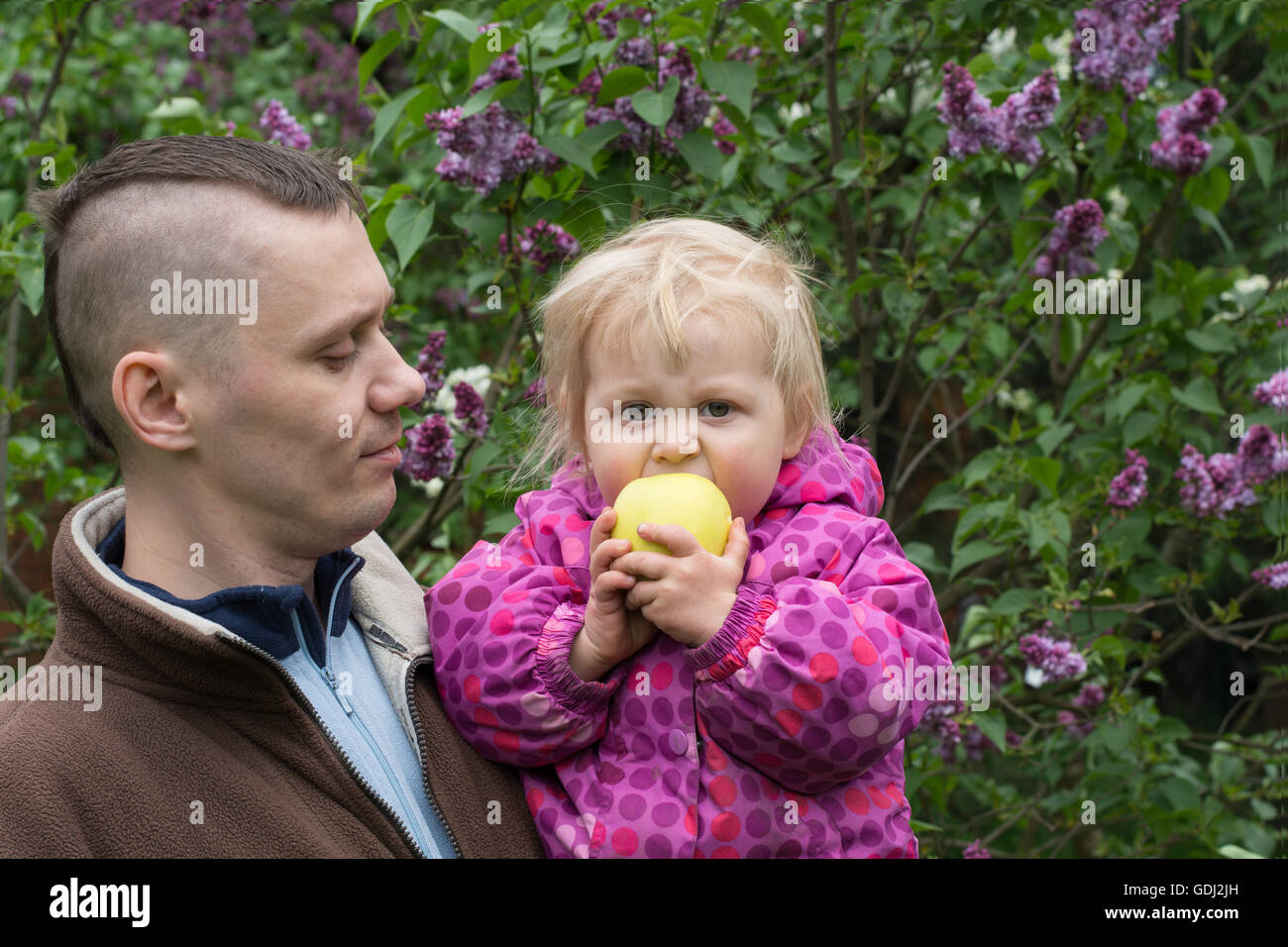 Papà e il bimbo in giardino Foto Stock