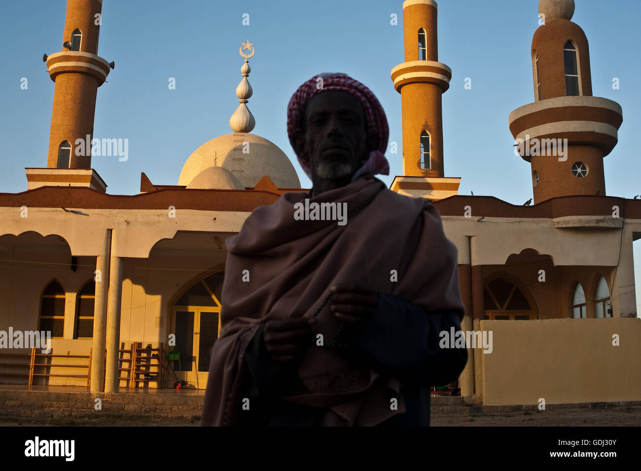 Uomo musulmano davanti ad una moschea (Etiopia) Foto Stock