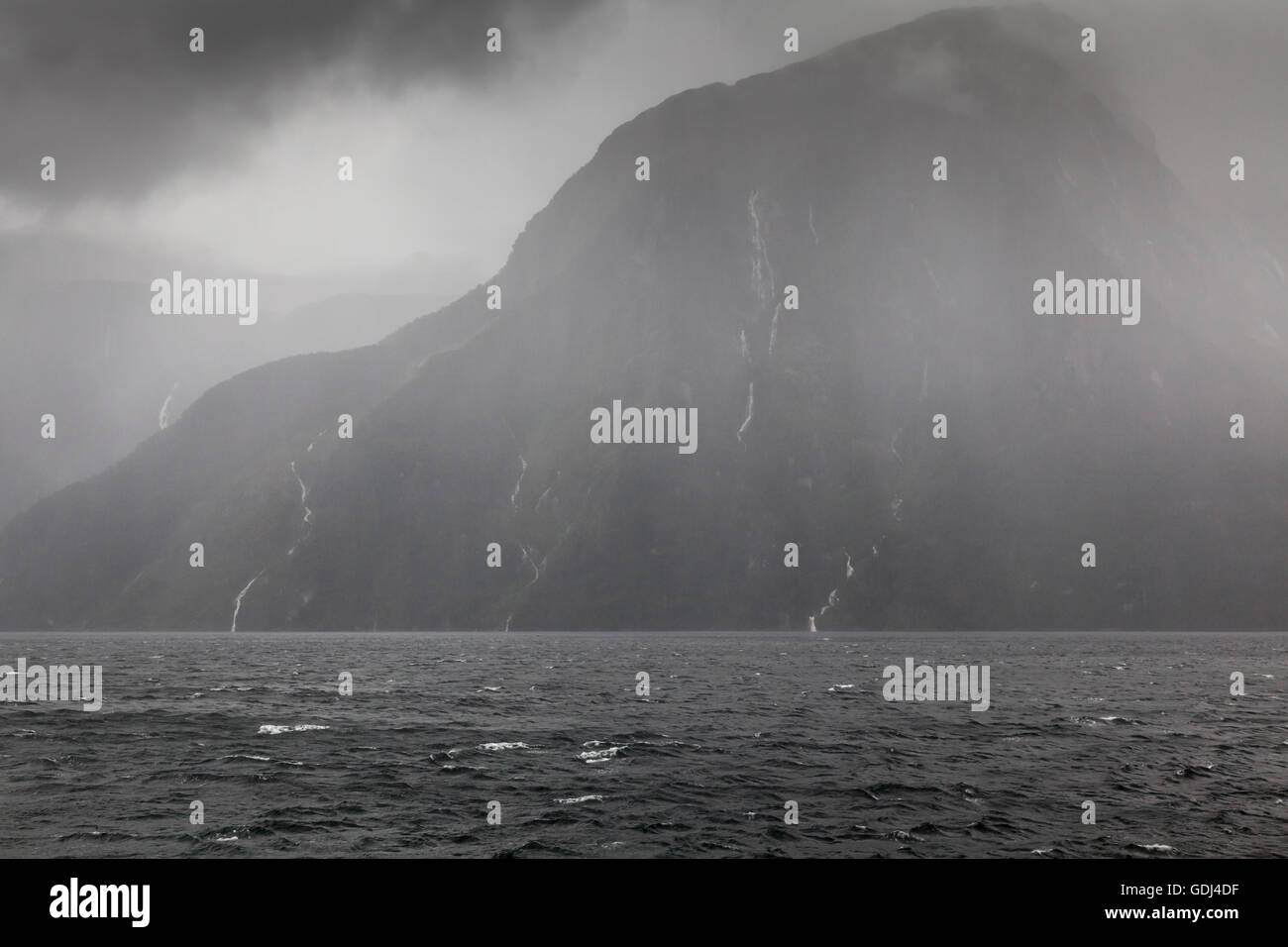 Condizioni piovose in Doubtful Sound, Fiordland, Nuova Zelanda Foto Stock