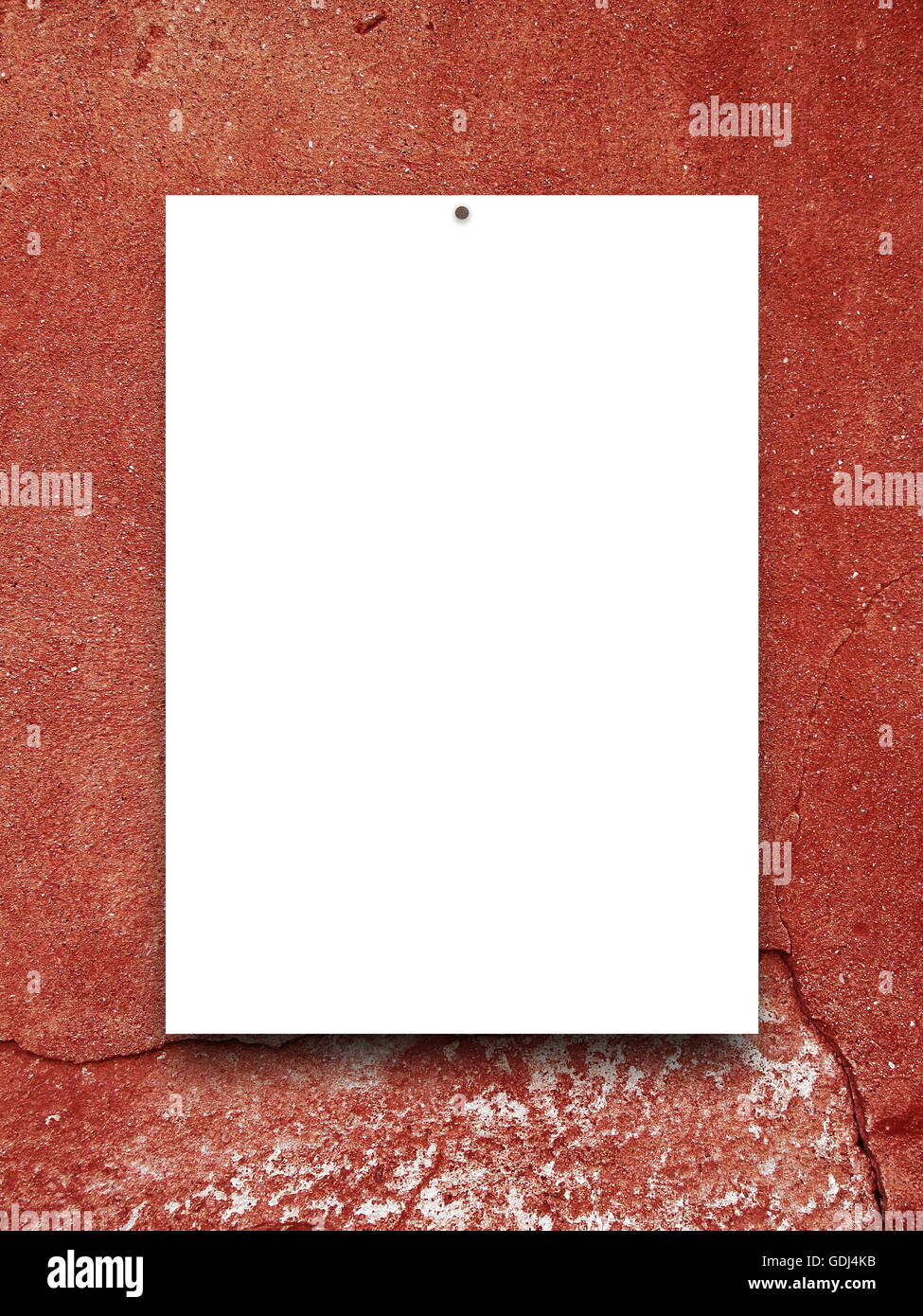 Close-up di uno inchiodato telaio bianco su rosso weathered muro di cemento sullo sfondo Foto Stock