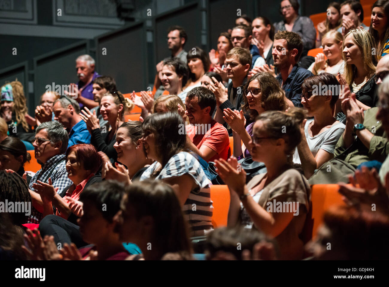 Pubblico battendo le mani alla fine delle prestazioni del teatro, Maribor, Slovenia, 2015 Foto Stock
