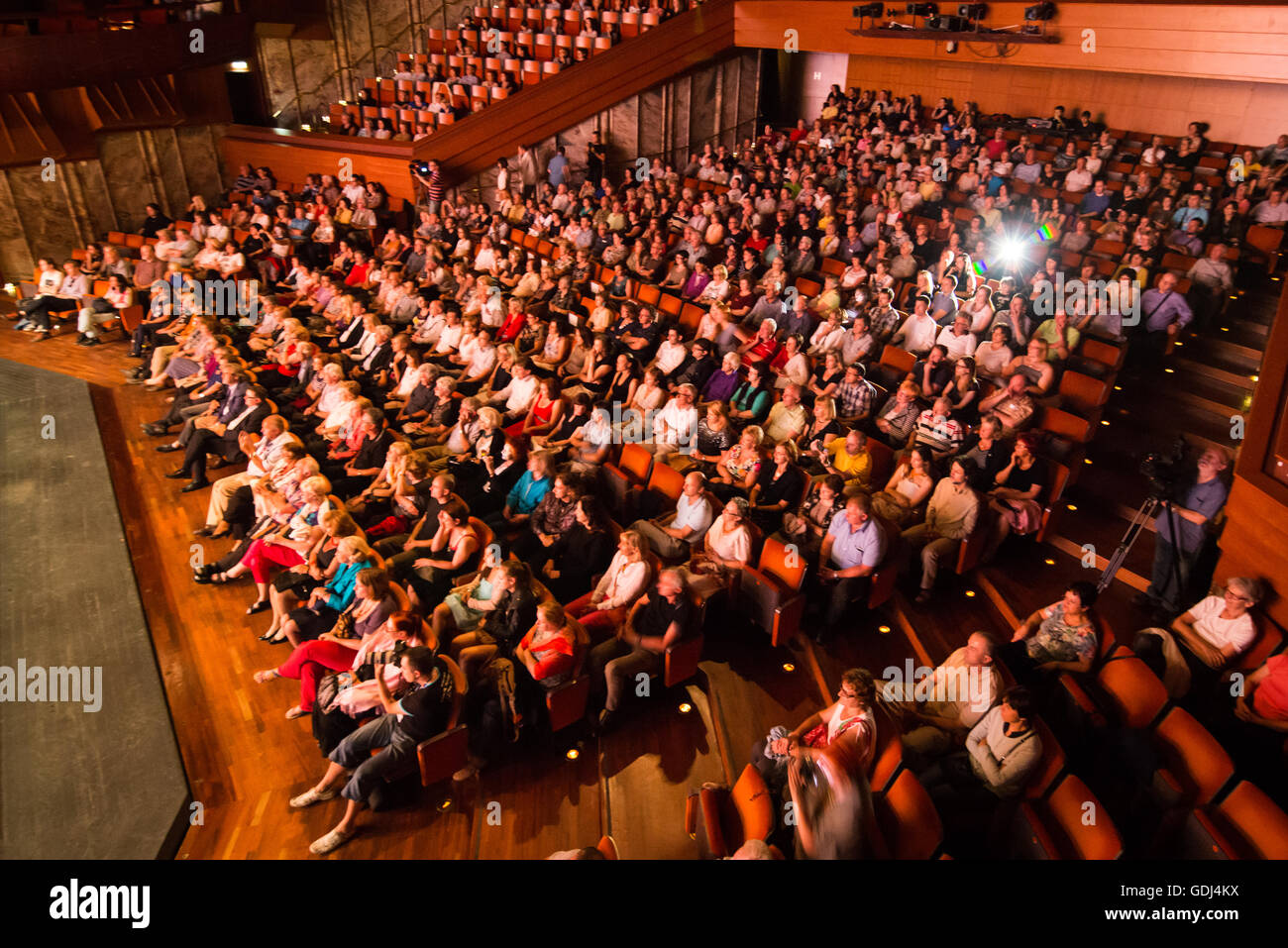 Il pubblico guarda la performance nel teatro, Maribor, Slovenia, 2015 Foto Stock