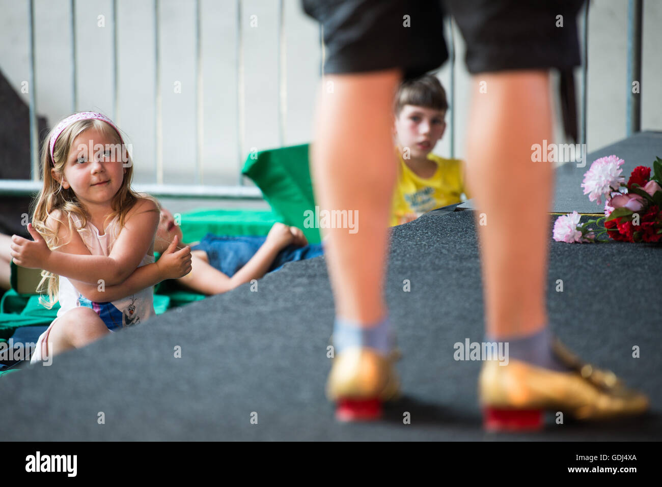 Bambini pubblico al teatro per bambini giocare al Festival Lent, Maribor, Slovenia, 2015 Foto Stock