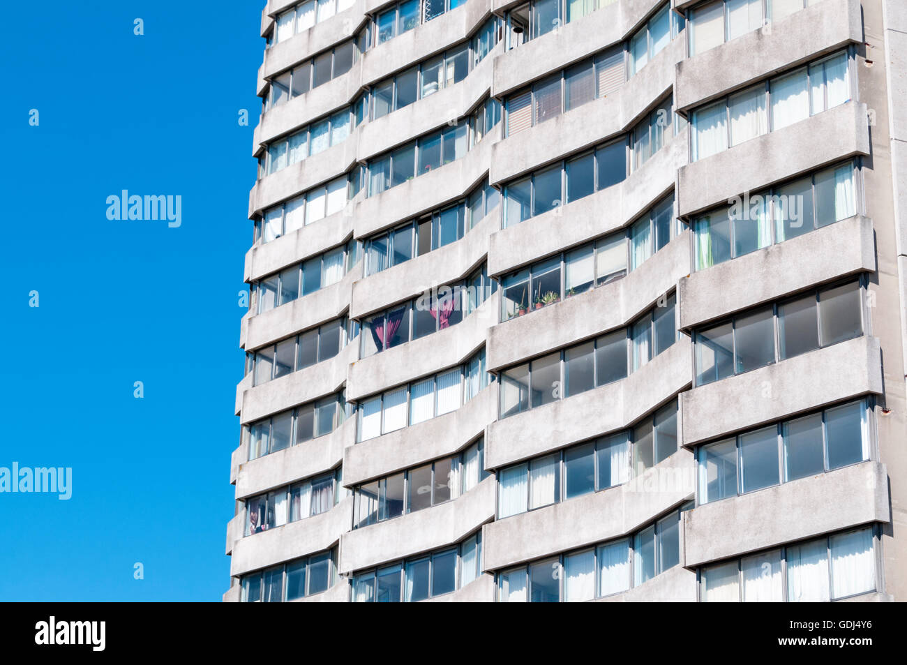 La facciata degli anni sessanta Arlington casa compie almeno a dare appartamenti vista mare e campagna. Foto Stock