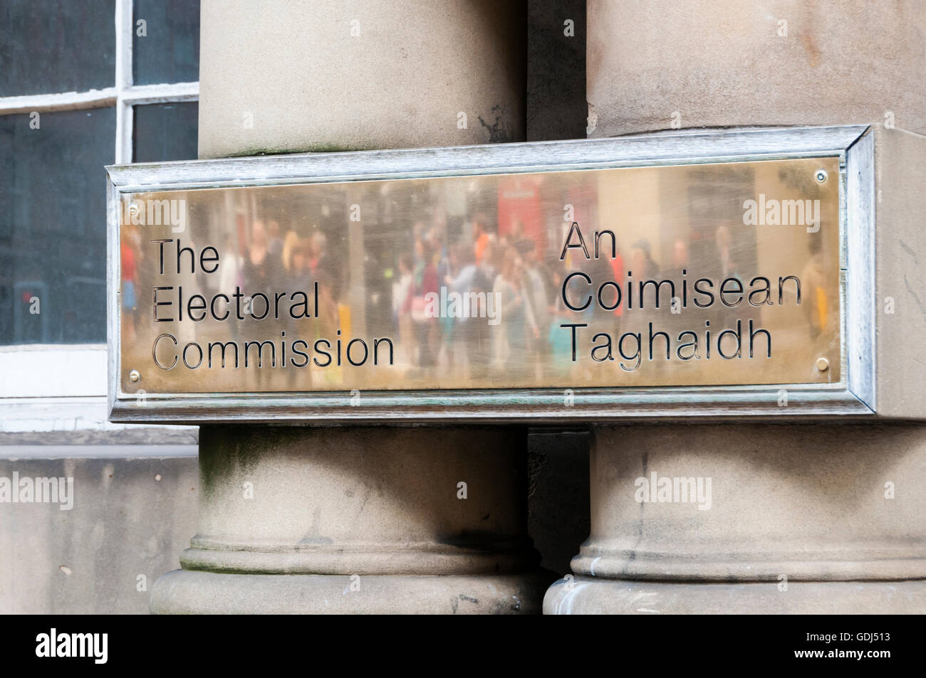 Segno di ottone su gli uffici della Commissione elettorale a Edimburgo, con la riflessione di persone. Foto Stock