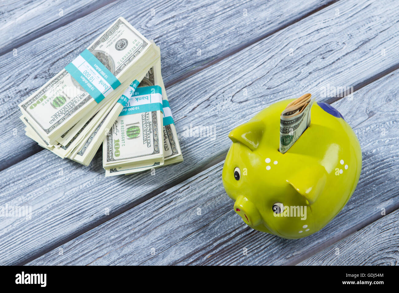Dollari ripiegato nella casella di denaro. Foto Stock