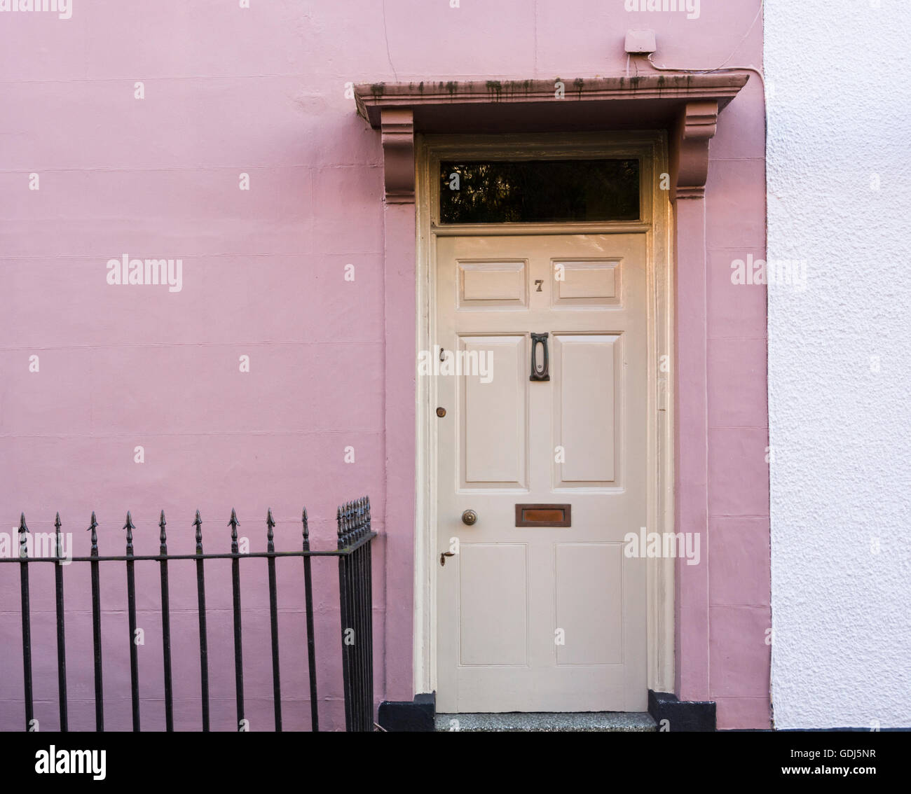 La crema porta contro una parete di rosa, architettura georgiana del Kingsdown area di Bristol, Regno Unito Foto Stock