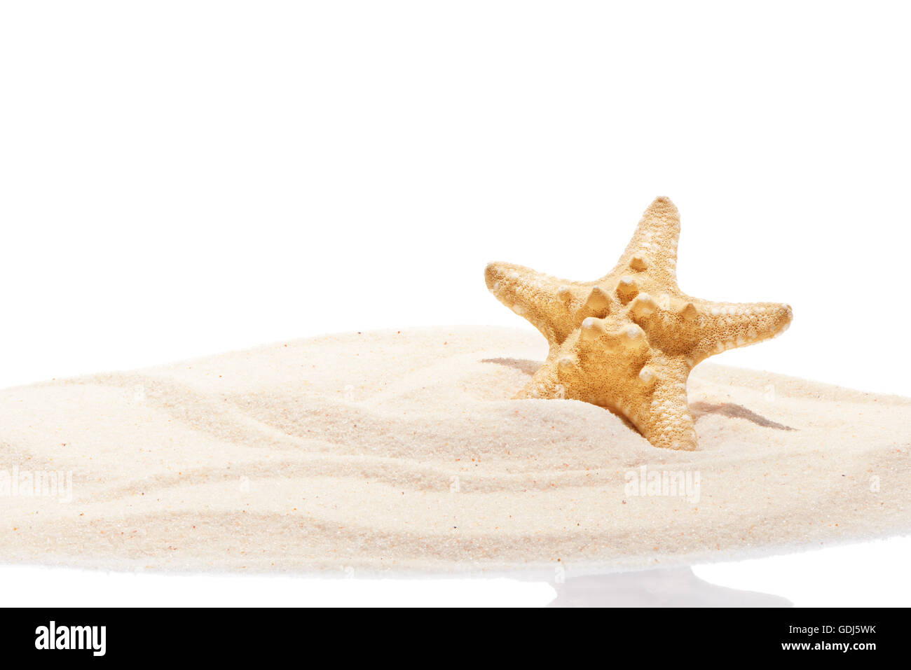 Starfish sulla sabbia. Estate spiaggia sfondo Foto Stock