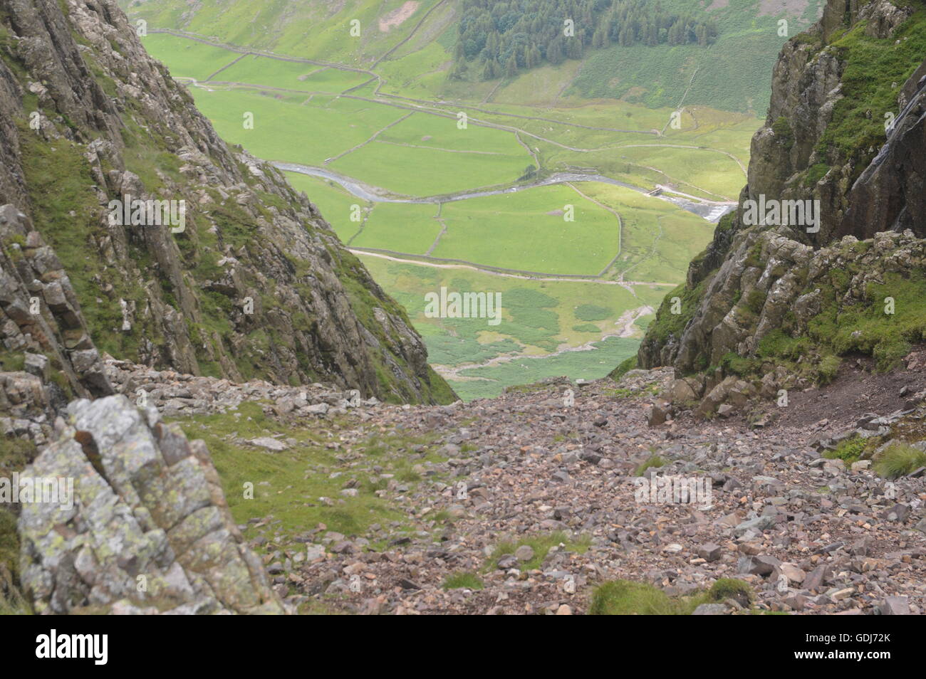 Scree in The Langdale Pikes cercando troppo il piano della valle al di sotto Foto Stock