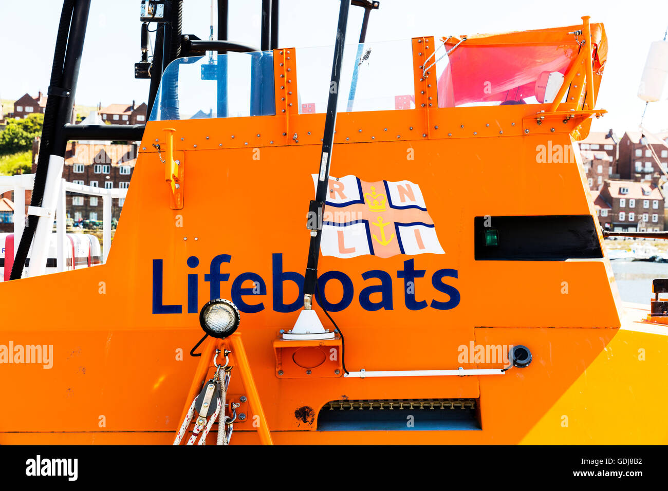 Scialuppa di salvataggio RNLI imbarcazioni di salvataggio segno sulla barca a Whitby Yorkshire battello barche closeup di nome REGNO UNITO Inghilterra Foto Stock