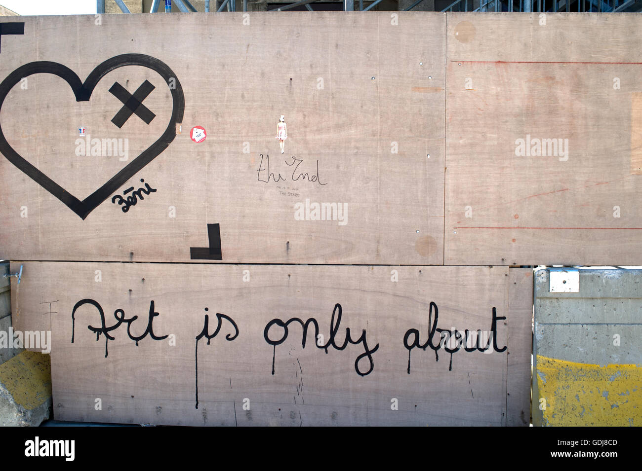 Arles, Francia. Les Ateliers (vecchi laboratori designati per essere un museo fotografico). Scrivere su un muro dicendo "Arte è solo circa. Foto Stock