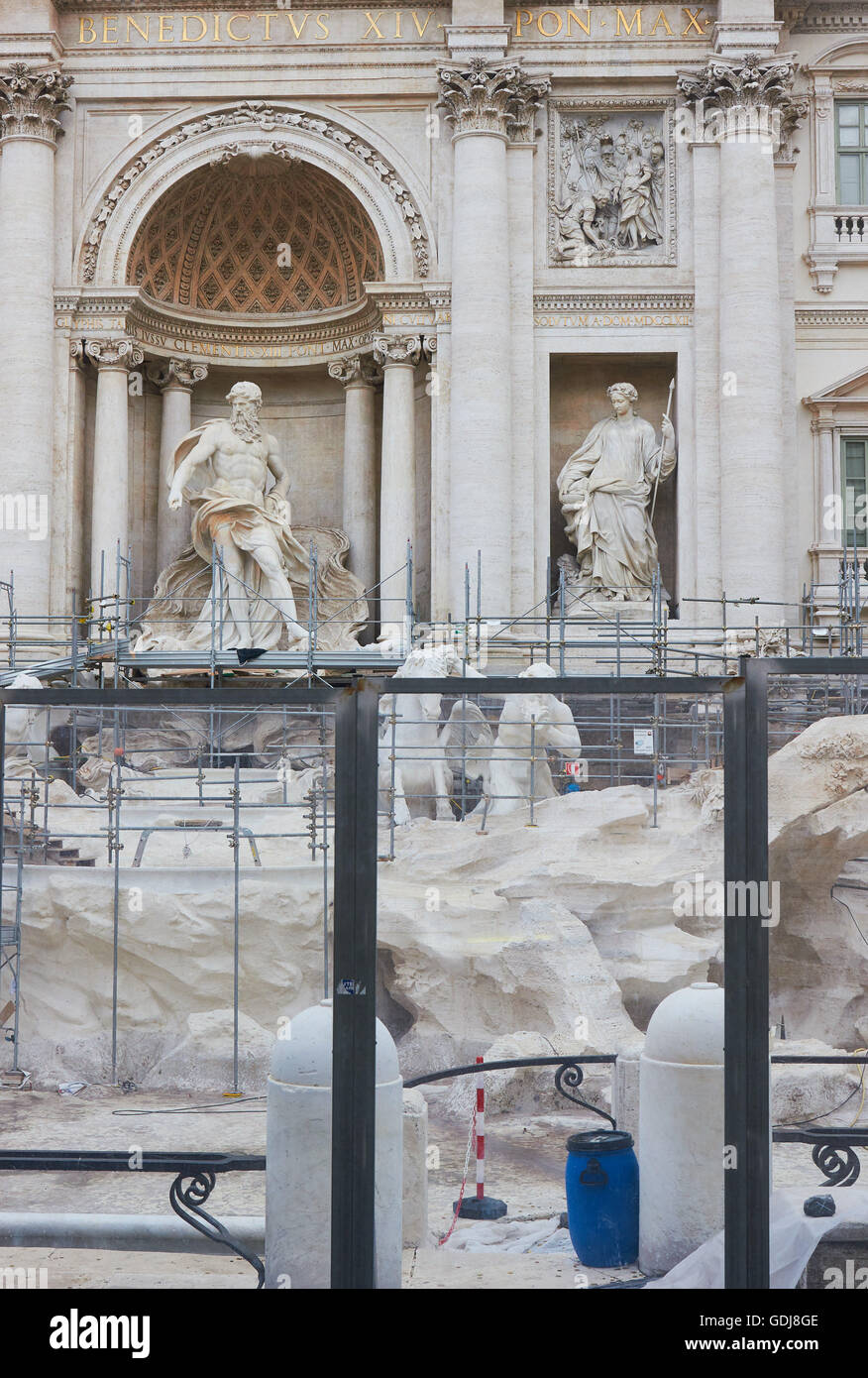 Il XVIII secolo in stile barocco Fontana di Trevi da Nicola Salvi sotto lavori di restauro, Piazza di Trevi Roma Lazio Italia Europa Foto Stock