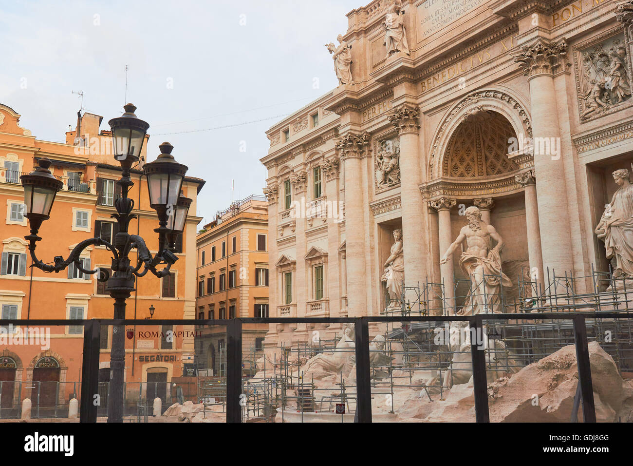 Il XVIII secolo in stile barocco Fontana di Trevi da Nicola Salvi sotto lavori di restauro Roma Lazio Italia Europa Foto Stock