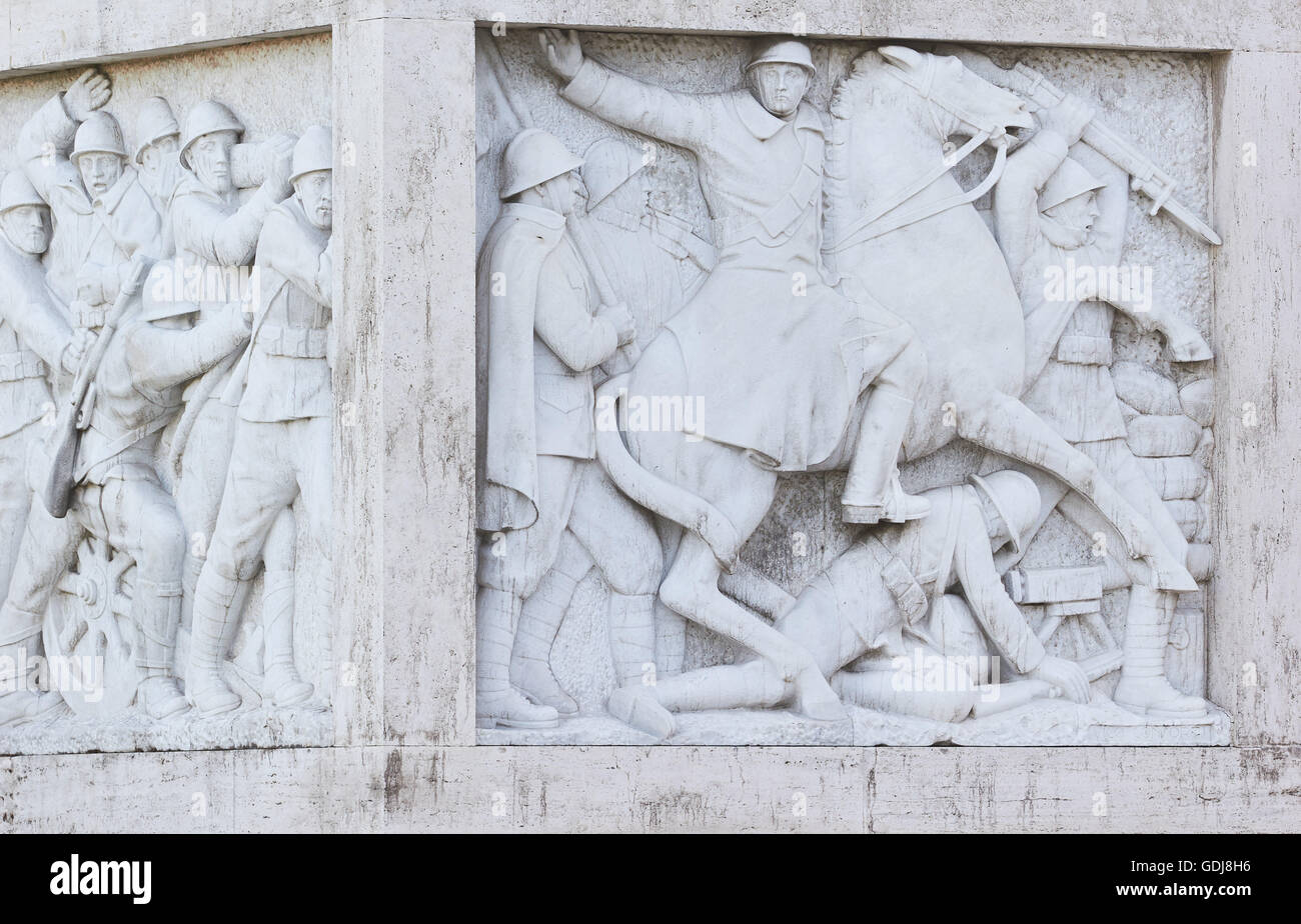 Dettaglio della scultura fascista (dal toscano scultore Vico Consorti) sul Ponte Duca D'Aosta, Roma, lazio, Italy Foto Stock