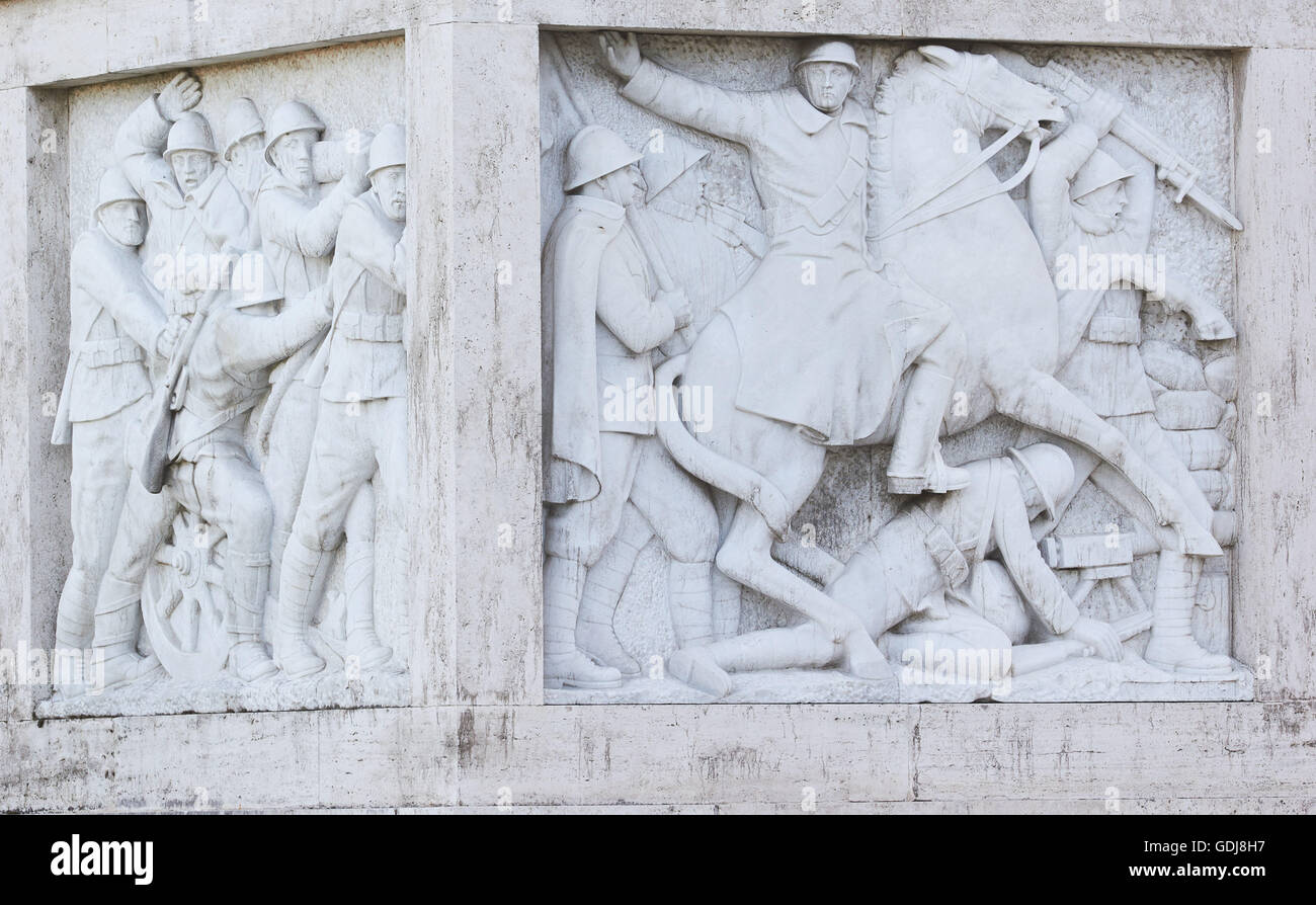 Dettaglio della scultura fascista (dal toscano scultore Vico Consorti) sul Ponte Duca D'Aosta, Roma, lazio, Italy Foto Stock