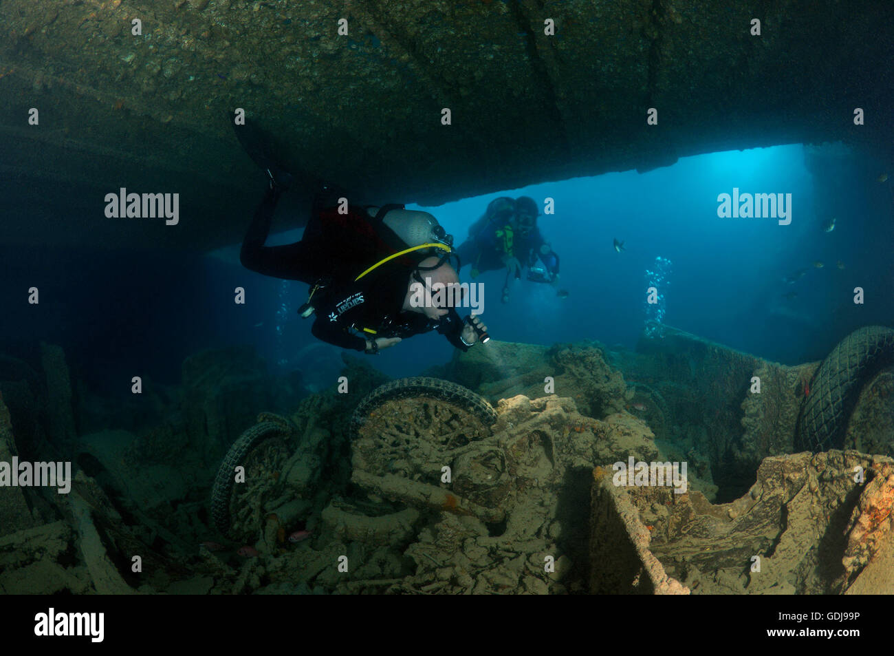 Due maschio scuba diver al motociclo Norton 16H all'interno del relitto del Thistlegorm (armate britanniche Marina Mercantile nave) Foto Stock