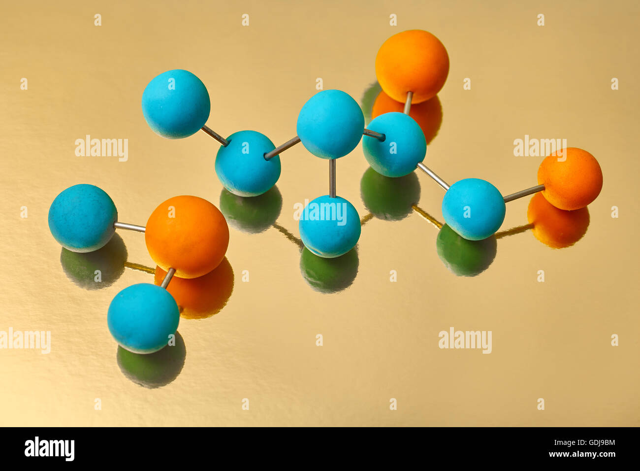 La scienza molecola. Chimica molecola di DNA test di laboratorio su sfondo giallo Foto Stock