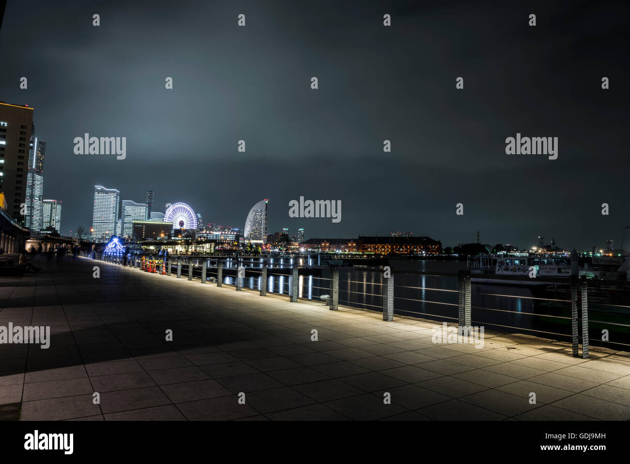 Minato Mirai 21 una luce speciale fino torri Milight, città di Yokohama, nella prefettura di Kanagawa, Giappone Foto Stock