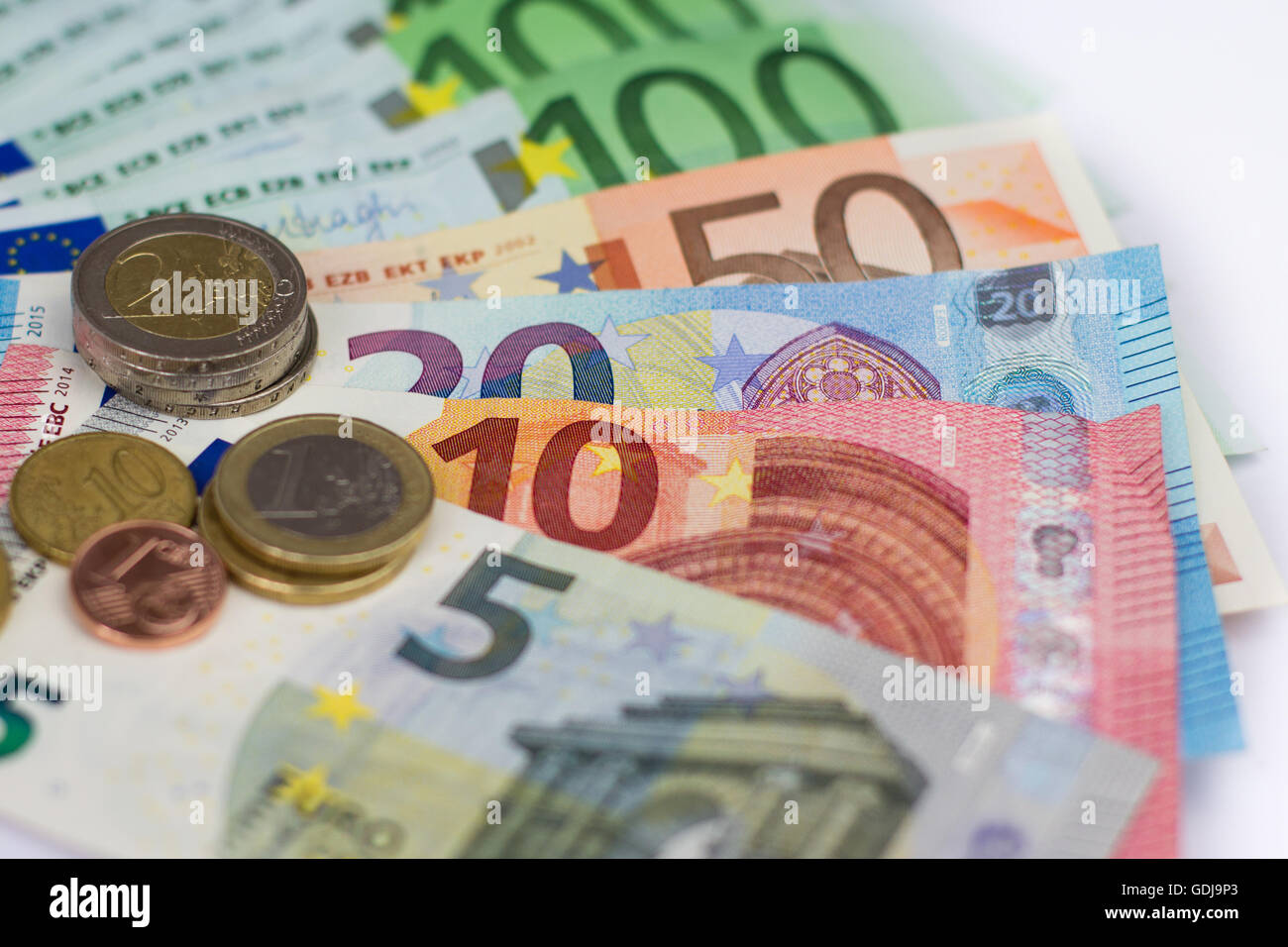 Euro banconote e monete - denaro contante Foto Stock