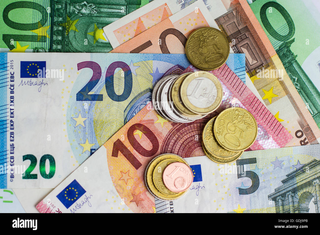 Euro banconote e monete - denaro contante Foto Stock