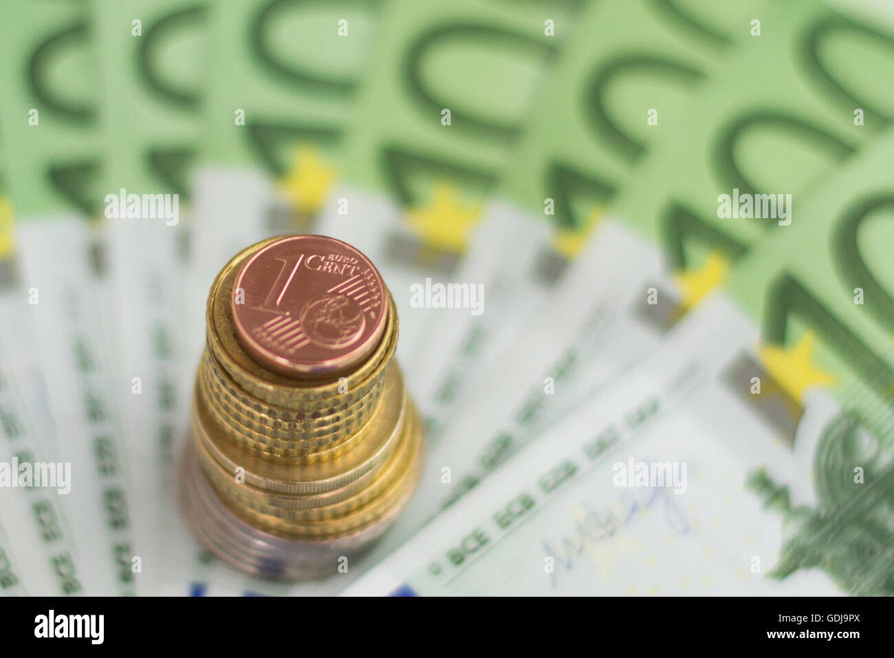 Euro banconote e monete - denaro contante Foto Stock
