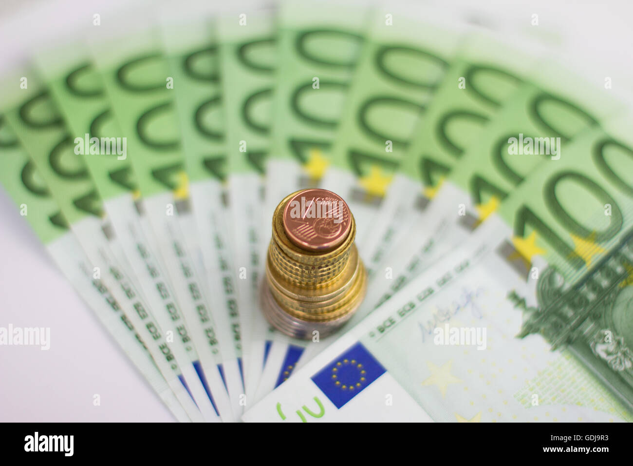 Euro banconote e monete - denaro contante Foto Stock
